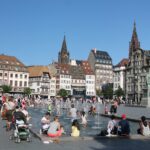 In the hot summer, the Place Kleber with its fountains is the place for families to bring their kids to go wading, in the shadow of the Cathedral and of General Kleber.